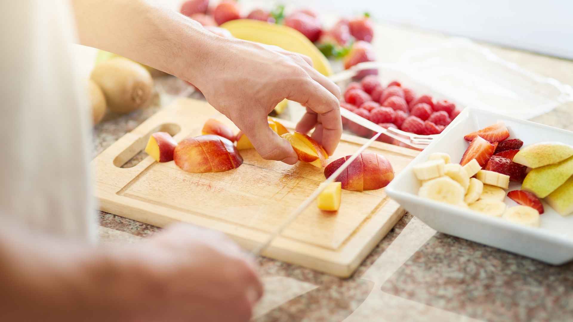 como cortar fruta para perros